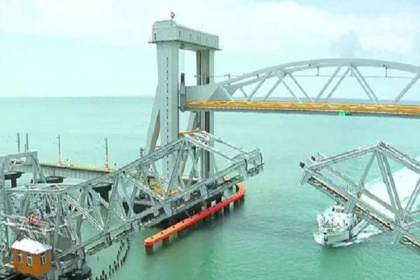 पीएम मोदी ने किया भारत के पहले वर्टिकल लिफ्ट समुद्री ब्रिज का उद्घाटन