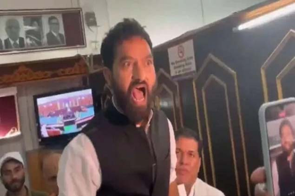 J&K विधानसभा बनी अखाड़ा, भाजपा नेताओं से भिड़ंत में कांच के मेज पर गिरे आप विधायक