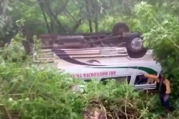 हिमाचल प्रदेश के मंडी में बस पलटने से 31 लोग घायल