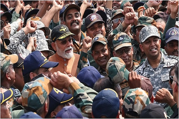 आदमपुर एयरबेस पहुंचे पीएम मोदी, जवानों से की मुलाकात