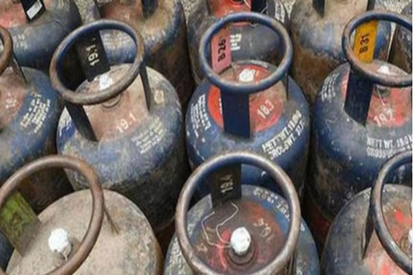 कॉमर्शियल एलपीजी गैस सिलेंडर 24 रुपए सस्ता