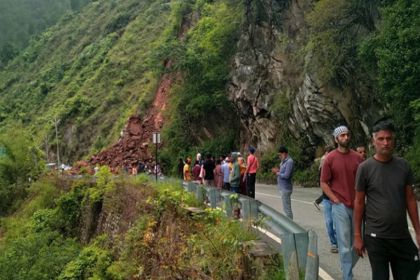 बदरीनाथ हाईवे पर गिरा मलबा, बाल-बाल बचे यात्री...
