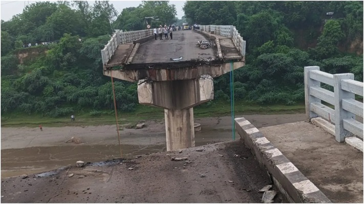 गुजरात में हुआ बड़ा हादसा, वडोदरा-आणंद को जोड़ने वाला पुल टूटा, नदी में गिरी कई गाड़ियां