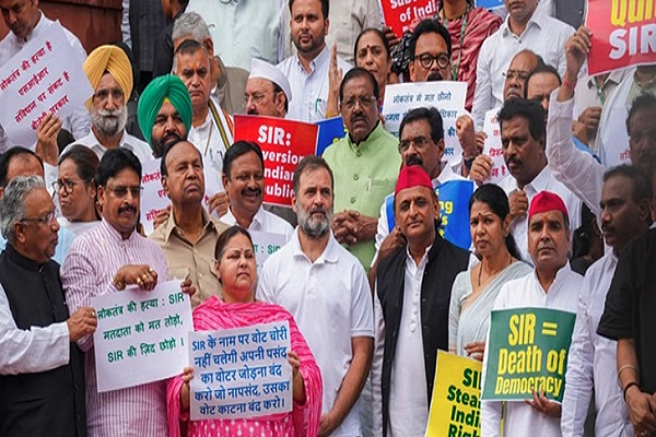 बिहार मतदाता सूची पुनरीक्षण को लेकर संसद में विपक्ष का प्रदर्शन