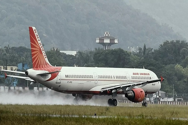 जयपुर से मुंबई जा रही एअर इंडिया फ्लाइट की इमर्जेंसी लैंडिंग