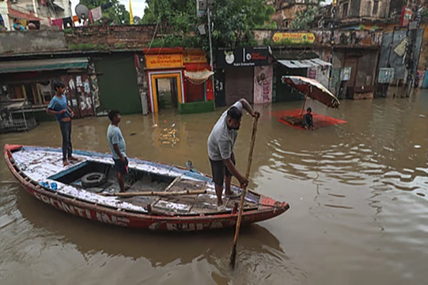 प्रयागराज-वाराणसी समेत 13 जिले बाढ़ की चपेट में, हिमाचल में 7 लोगों की मौत