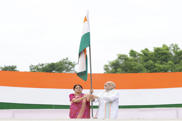 अमित शाह ने घर पर फहराया राष्ट्रीय ध्वज