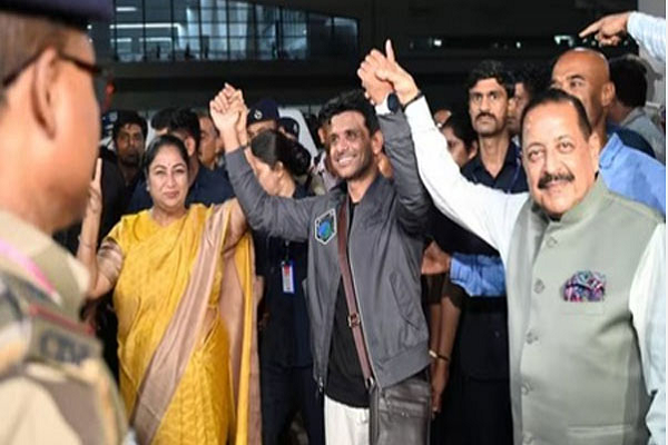 शुभांशु शुक्ला भारत लौटे, दिल्ली एअरपोर्ट पर हुआ भव्य स्वागत