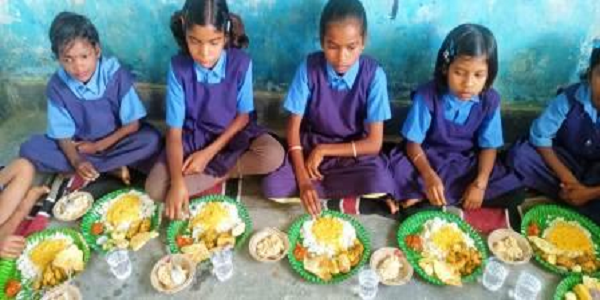 सरकारी स्कूलों के टीचर दोपहर का भोजन छात्रों के साथ करें