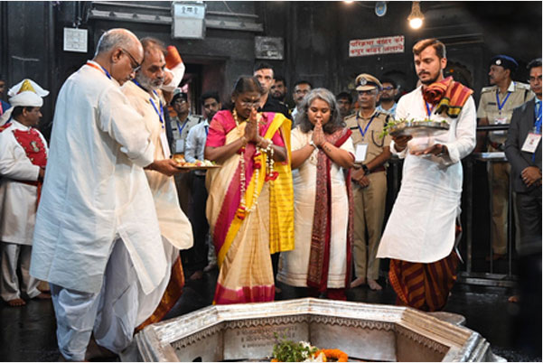 पूर्वजों की मोक्ष प्राप्ति की कामना के साथ राष्ट्रपति ने किया पिंडदान