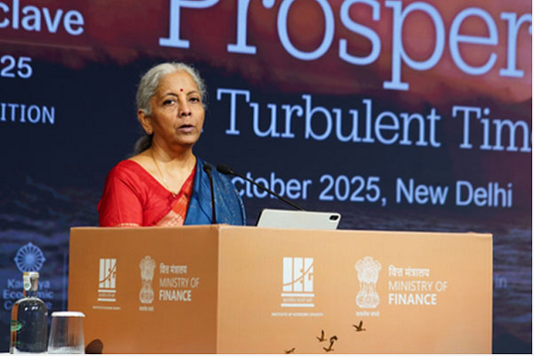 घरेलू कारकों के चलते तेजी से बढ़ रही भारत की अर्थव्यवस्था : वित्त मंत्री