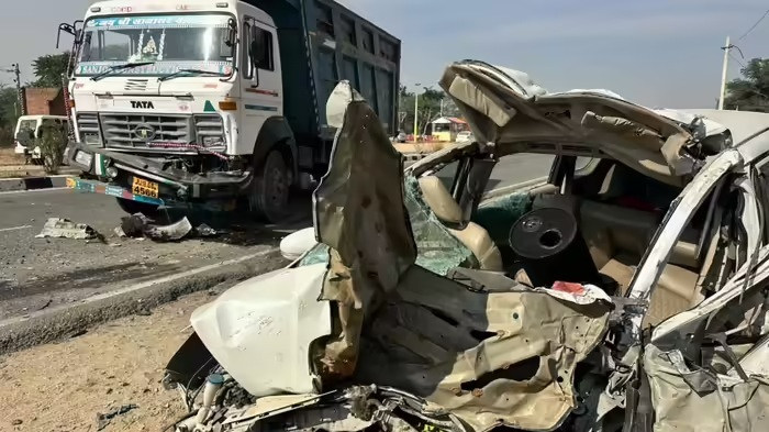 अस्पताल से नवजात को लेकर घर लौट रहा परिवार भीषण हादसे का शिकार, दो की मौत