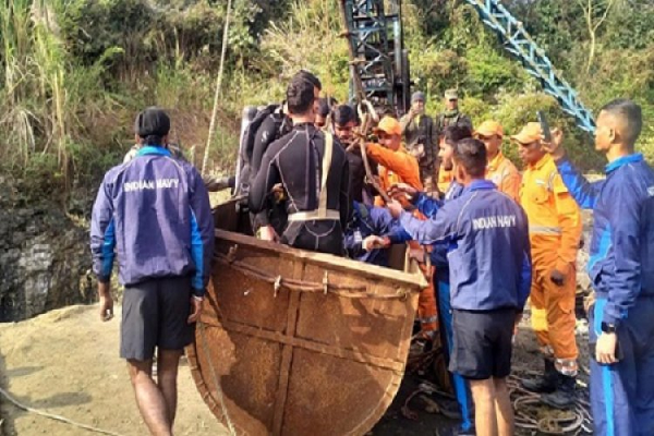  झारखंड में कोयला खदान का एक हिस्सा ढहने से दो मजदूर फंसे