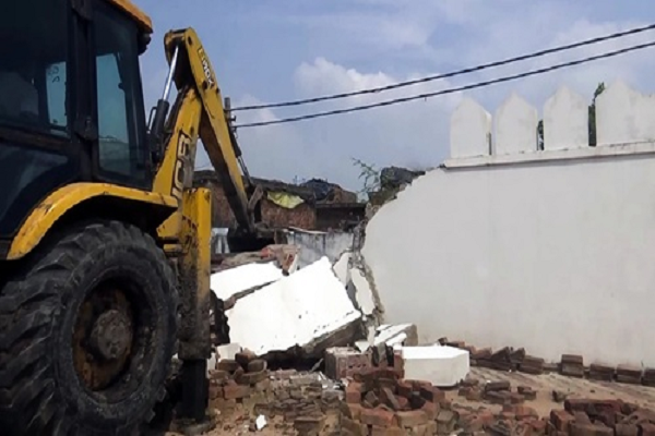 संभल में प्रशासन का बड़ा एक्शन, अवैध मस्जिद और मदरसे पर चला बुलडोजर