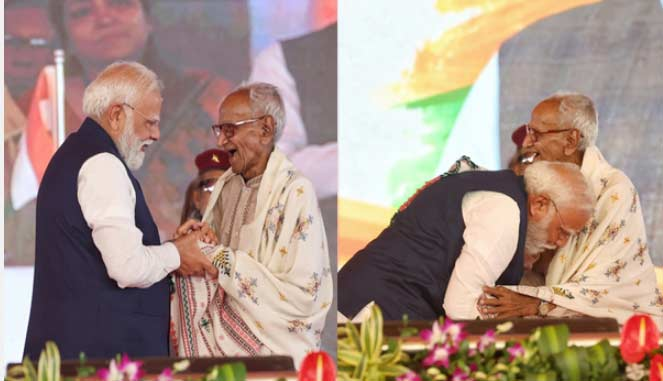 पीएम मोदी ने छुए माखनलाल के पैर और स्नेह से लगाया गले