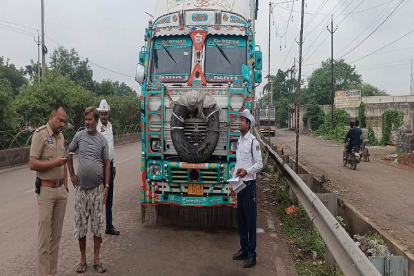 सड़क किनारे खड़े ट्रकों के खिलाफ विशेष अभियान, ई-चालान और BNS के तहत कार्रवाई