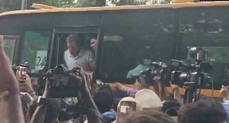 राहुल गांधी-अखिलेश यादव को पुलिस ने किया डिटेन, आप ने कांग्रेस और बीजेपी के बीच 'जुगलबंदी' का लगाया आरोप