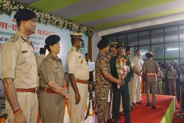 झारखंड में इनामी नक्सली कमांडरों समेत 16 माओवादियों ने डाले हथियार