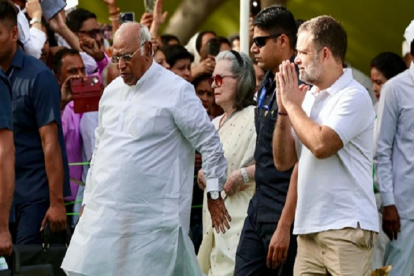 वंदे मातरम' के सिर्फ दो पद गाने के फैसले पर कांग्रेस अडिग, BJP का विपक्ष पर हमला- 'ये नई मुस्लिम लीग है'
