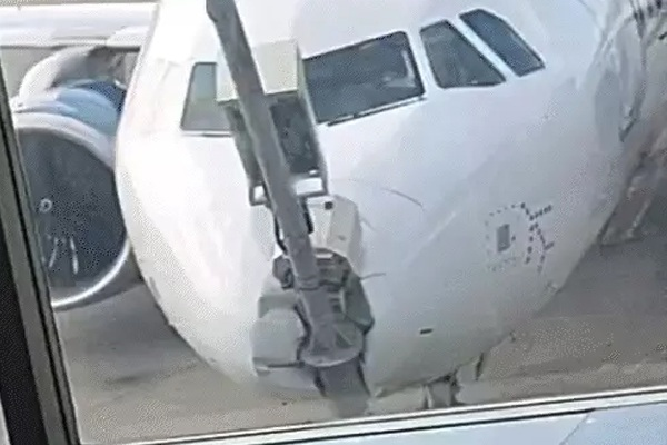 श्रीनगर एयरपोर्ट में पार्किंग के दौरान पोल से टकराया इंडिगो विमान