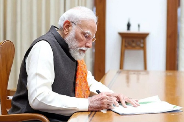 उधर विपक्ष बेकार के मुद्दों पर राजनीति करता रहा,मोदी कैबिनेट ने कई बड़े फैसले लेकर सबको चौंका दिया