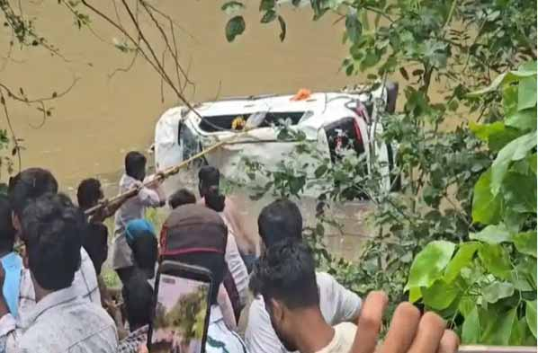 मालवा में श्रद्धालुओं से भरी कार बारिश से उफनते नाले में बही, 8 की मौत