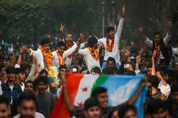 अंधभक्त होना चाहिए पर दूसरी पार्टी का नहीं होना चाहिए