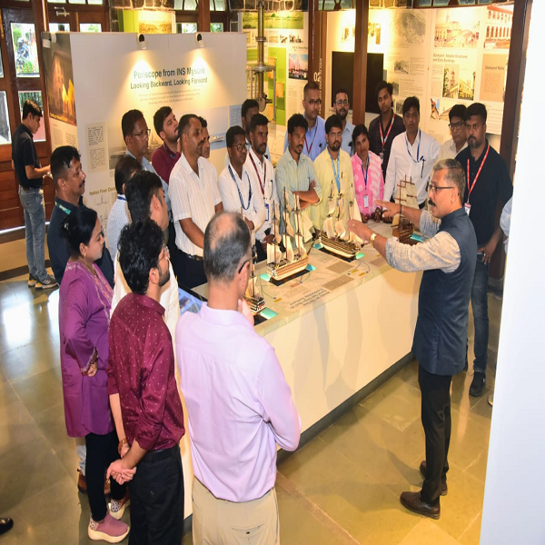  *पश्चिमी नौसेना कमान पहुंची छत्तीसगढ़ की मीडिया टीम, आईएनएस चेन्नई की क्षमताओं से हुई रूबरू*