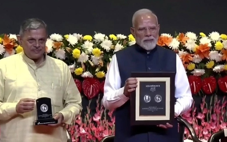 UPSC के 100 साल, पीएम मोदी ने जारी किया स्मारक सिक्का और डाक टिकट