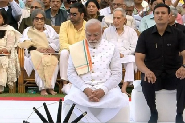 राजघाट पर आयोजित सर्व-धर्म प्रार्थना में शामिल हुए पीएम मोदी, शास्त्री जी को भी किया नमन