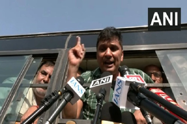 फुटबॉल की तरह उठा-उठाकर फेंक रहे हैं... हिरासत में लिए जाने पर सौरभ भारद्वाज का दिल्ली पुलिस पर आरोप