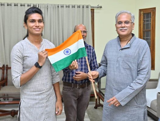 मुख्यमंत्री श्री बघेल द्वारा प्रदत्त राष्ट्रीय ध्वज तिरंगा को 15 अगस्त को माउंट एल्ब्रुस की चोटी पर फहराएंगी छत्तीसगढ़ की पर्वतारोही सुश्री अंकिता गुप्ता