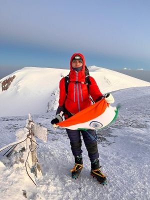 छत्तीसगढ़ की बेटी अंकिता ने स्वतंत्रता दिवस पर यूरोप के सबसे ऊंची चोटी माउंट एलब्रुस पर फहराया तिरंगा