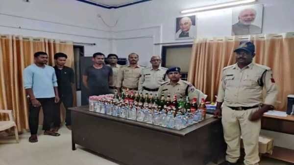 पुलिस द्वारा नशे के खिलाफ बड़ी कार्रवाई: 4 तस्कर गिरफ्तार, लाखों के अवैध शराब सहित