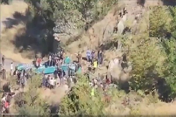 जम्मू-कश्मीर के डोडा में 200 मीटर गहरी खाई में गिरी बस, 36 की मौत, कई घायल