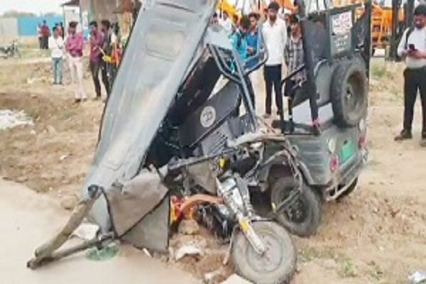 तेज रफ्तार कार ने ई-रिक्शा में मारी टक्कर, एक की मौत, सात घायल