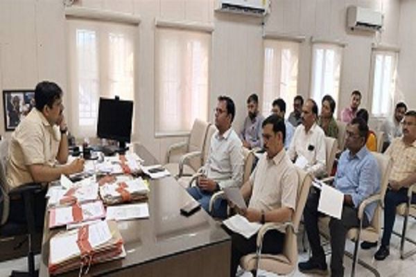 विभागीय दायित्वों का पूरी गंभीरता से करें निर्वाहन : कलेक्टर