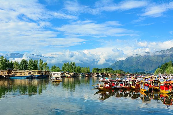 Jammu and Kashmir: कश्मीर में दिनों-दिन बढ़ रही पर्यटकों की संख्या, बन रहा लोगों का पसंदीदा स्थल।
