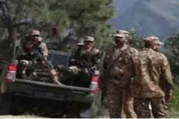 पाकिस्तान में कार बम विस्फोट में सात सैनिक मारे गए