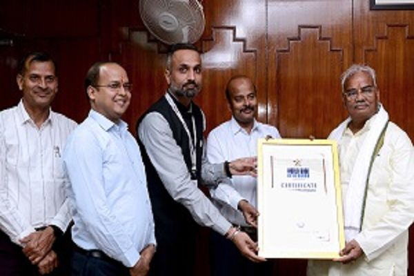 सूर्य नमस्कार के सामूहिक अभ्यास के विश्व रिकॉर्ड का सर्टिफिकेट शिक्षा मंत्री को किया भेंट