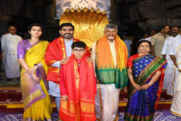 चंद्रबाबू नायडू ने परिवार के साथ तिरुमाला में की पूजा-अर्चना