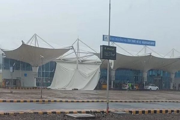 अब  दिल्ली के बाद राजकोट एयरपोर्ट टर्मिनल के बाहर की छत ढही