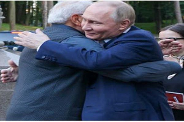 रूस के राष्ट्रपति व्लादीमिर पुतिन ने अपने निवास पर प्रधानमंत्री नरेंद्र मोदी आत्मीय स्वागत किया