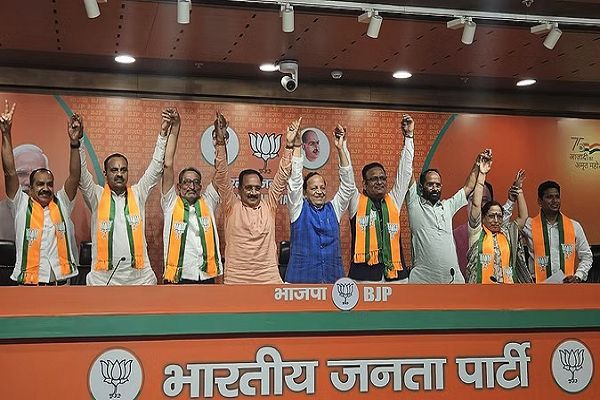 बसपा का साथ छोड़ भाजपा का दामन थाम लिया