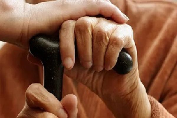 वृद्धों के साथ उपेक्षा, दुर्व्यवहार, प्रताड़ना बढ़ती जा रही है