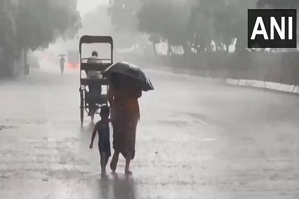 दिल्ली-एनसीआर के कई इलाकों में बारिश शुरू हो गई है