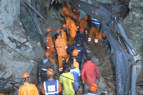 खंभालिया तालुका में भारी बारिश के कारण  3 मंजिला मकान ढहने की घटना में 3 महिलाओं की मृत्यु