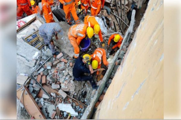 वाराणसी में काशी विश्वनाथ मंदिर के पास दो मकान गिरे