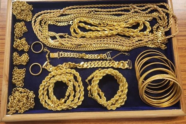 त्रिची एयरपोर्ट पर महिला के पास मिला करोड़ों का सोना