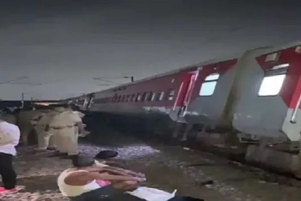 साबरमती एक्सप्रेस हादसे का शिकार, 22 डिब्बे बेपटरी, कई ट्रेनें कैंसिल